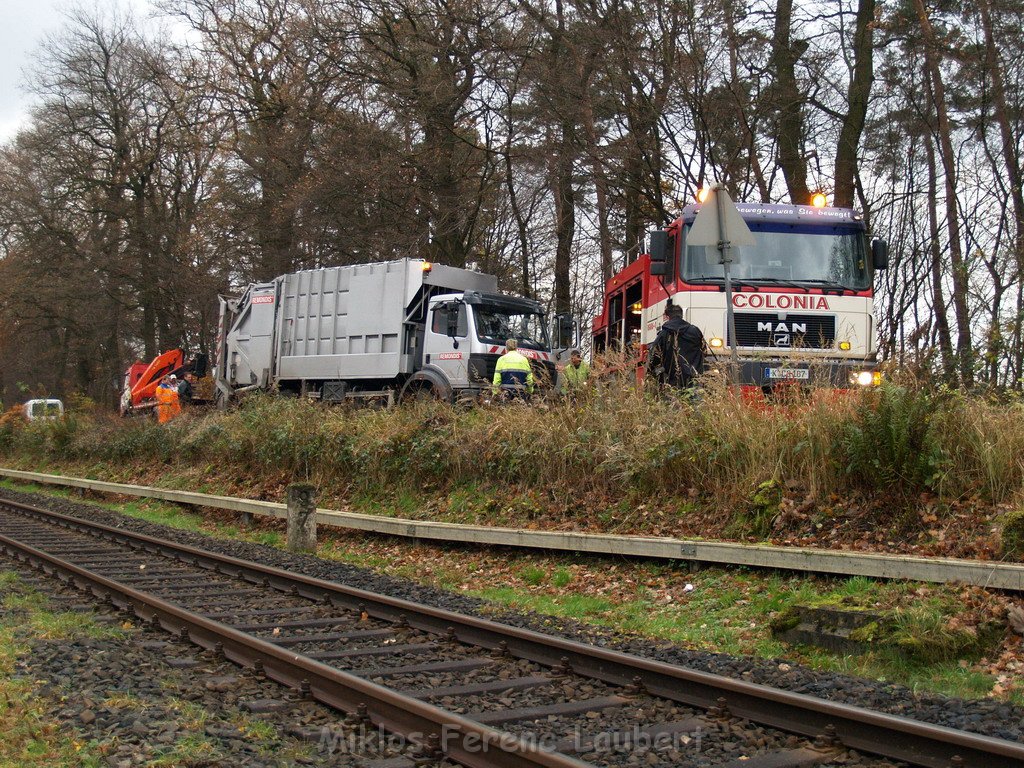 Muellwagen droht zu kippen Koeln Koenigsforst Baumschulweg  P38.JPG